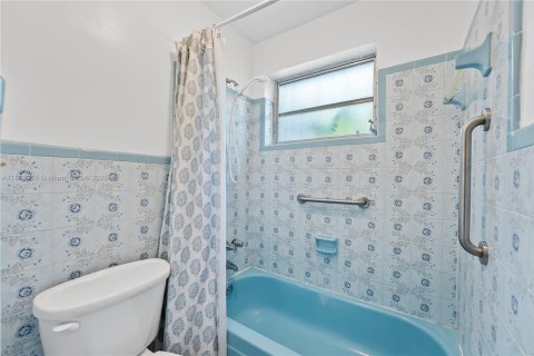 House in Miami, Florida 5 bedrooms, 233.56 sq.m. № 1929998 - photo 25
