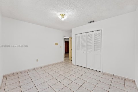 House in Miami, Florida 5 bedrooms, 233.56 sq.m. № 1929998 - photo 22