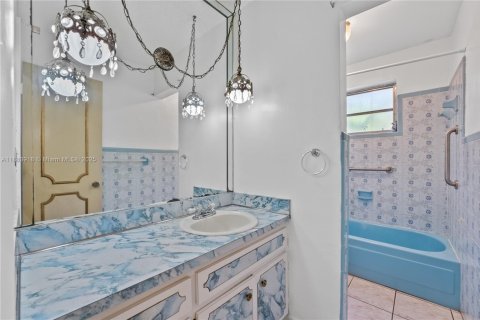 House in Miami, Florida 5 bedrooms, 233.56 sq.m. № 1929998 - photo 24
