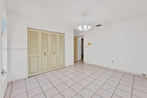 House in Miami, Florida 5 bedrooms, 233.56 sq.m. № 1929998 - photo 30