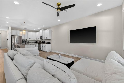 Townhouse in Tampa, Florida 3 bedrooms, 168.71 sq.m. № 2093603 - photo 5