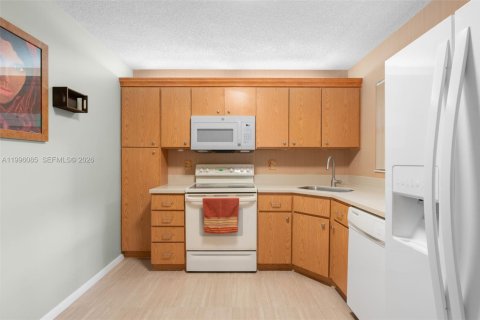 Condo in Coconut Creek, Florida, 2 bedrooms  № 2058503 - photo 14