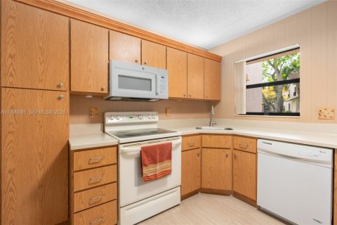 Condo in Coconut Creek, Florida, 2 bedrooms  № 2058503 - photo 15