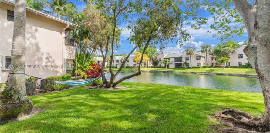 Condo in Coconut Creek, Florida, 2 bedrooms  № 2058503