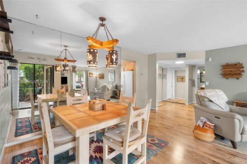 Condo in Coconut Creek, Florida, 2 bedrooms  № 2058503 - photo 12