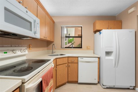 Condo in Coconut Creek, Florida, 2 bedrooms  № 2058503 - photo 16