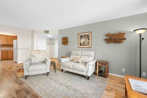 Condo in Coconut Creek, Florida, 2 bedrooms  № 2058503 - photo 10