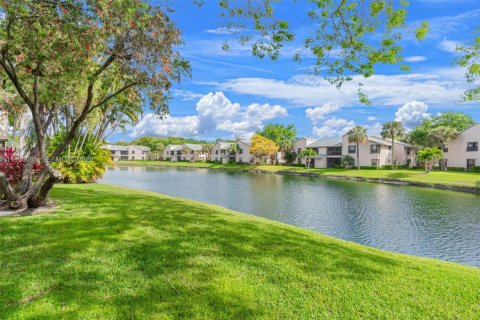Condo in Coconut Creek, Florida, 2 bedrooms  № 2058503 - photo 2