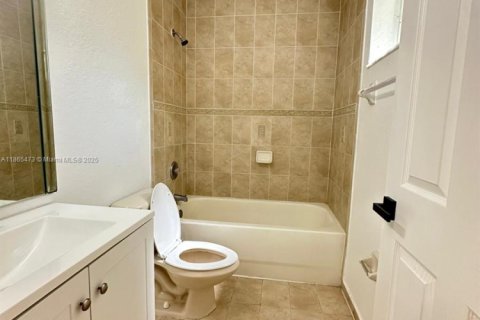 Townhouse in Florida City, Florida 3 bedrooms, 141.86 sq.m. № 1892952 - photo 22