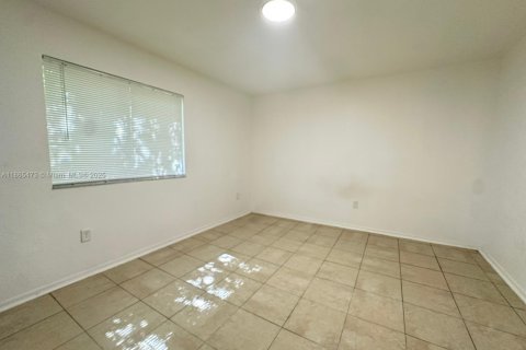 Townhouse in Florida City, Florida 3 bedrooms, 141.86 sq.m. № 1892952 - photo 21