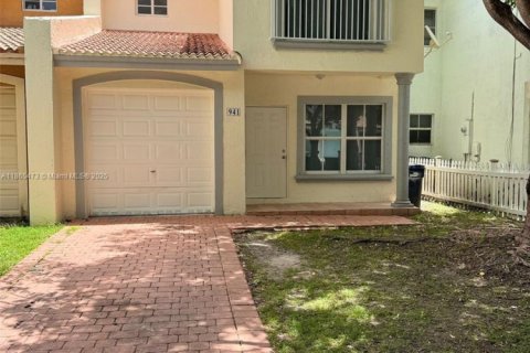 Townhouse in Florida City, Florida 3 bedrooms, 141.86 sq.m. № 1892952 - photo 1