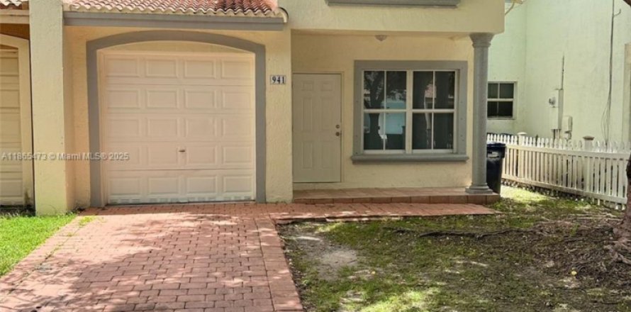 Townhouse in Florida City, Florida 3 bedrooms, 141.86 sq.m. № 1892952