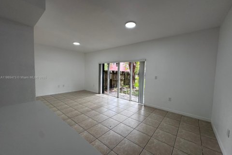 Townhouse in Florida City, Florida 3 bedrooms, 141.86 sq.m. № 1892952 - photo 7