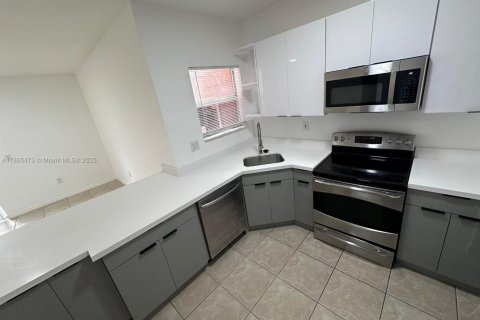 Townhouse in Florida City, Florida 3 bedrooms, 141.86 sq.m. № 1892952 - photo 3