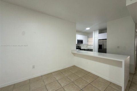 Townhouse in Florida City, Florida 3 bedrooms, 141.86 sq.m. № 1892952 - photo 9