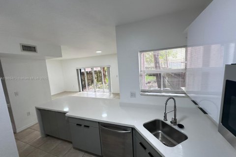Townhouse in Florida City, Florida 3 bedrooms, 141.86 sq.m. № 1892952 - photo 4