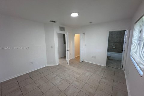 Townhouse in Florida City, Florida 3 bedrooms, 141.86 sq.m. № 1892952 - photo 15