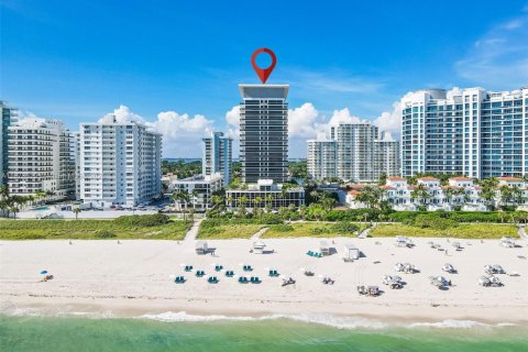 Condo in Miami Beach, Florida, 2 bedrooms  № 1897876 - photo 1