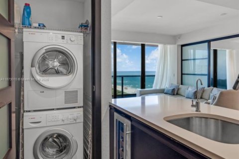 Condo in Miami Beach, Florida, 2 bedrooms  № 1897876 - photo 16
