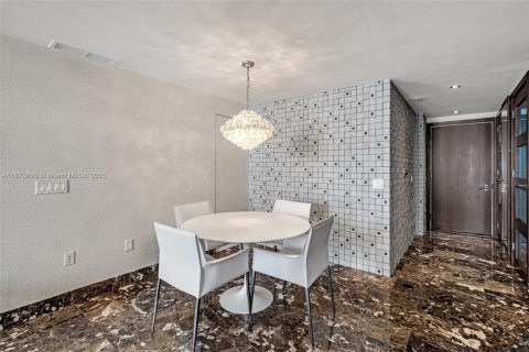 Condo in Miami Beach, Florida, 2 bedrooms  № 1897876 - photo 11