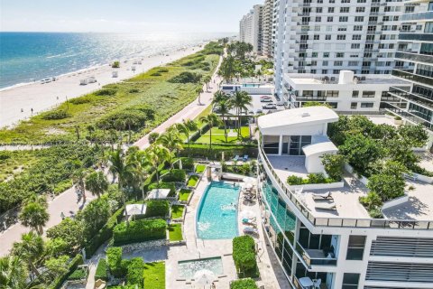 Condo in Miami Beach, Florida, 2 bedrooms  № 1897876 - photo 30