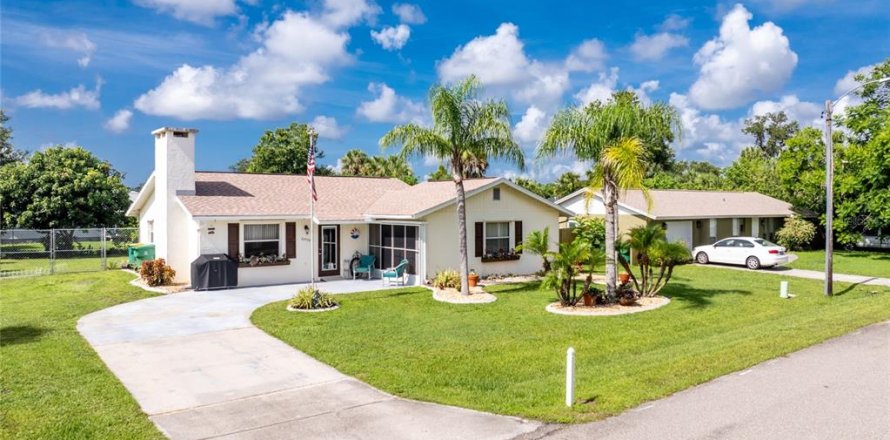 House in Port Charlotte, Florida 2 bedrooms, 85.84 sq.m. № 1826288