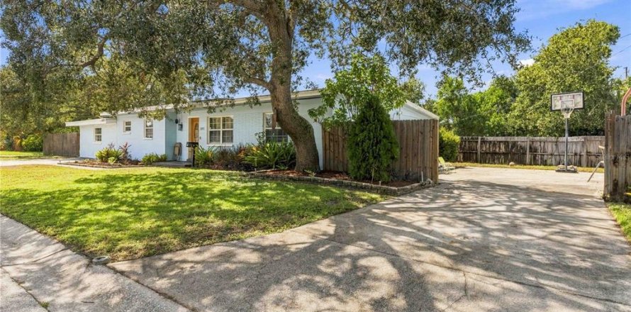 Villa ou maison à Saint Petersburg, Floride 3 chambres, 180.32 m2 № 2412632