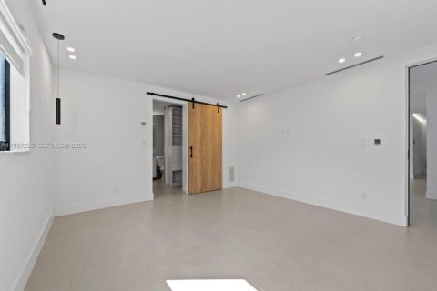 Снять в аренду виллу или дом в Корал-Спрингс, Флорида 4 спальни, 190.17м2, № 2028561 - фото 13