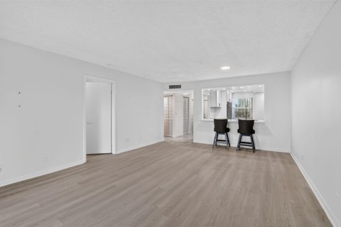 Condominio en venta en Margate, Florida, 1 dormitorio, 78.97 m2 № 2246311 - foto 5