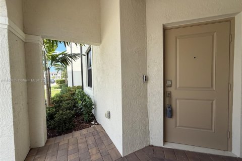 Townhouse in Miami-Dade, Florida 3 bedrooms, 149.76 sq.m. № 1887556 - photo 3