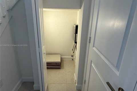 Townhouse in Miami-Dade, Florida 3 bedrooms, 149.76 sq.m. № 1887556 - photo 9