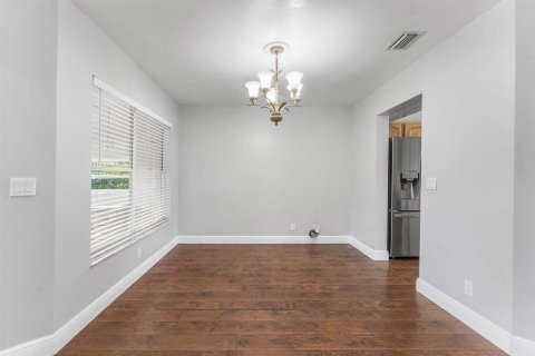 House in Royal Palm Beach, Florida 3 bedrooms, 167.41 sq.m. № 2261294 - photo 8