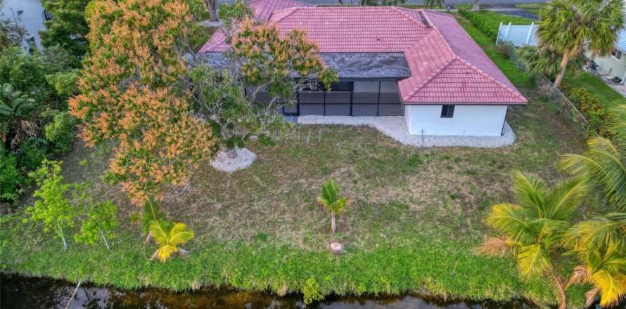 House in Delray Beach, Florida 3 bedrooms, 188.22 sq.m. № 1027039