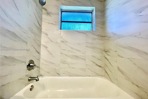 Villa ou maison à louer à Hallandale Beach, Floride: 2 chambres, 75.25 m2 № 1976333 - photo 6