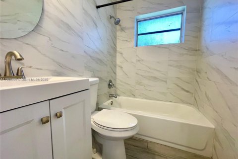 Villa ou maison à louer à Hallandale Beach, Floride: 2 chambres, 75.25 m2 № 1976333 - photo 5