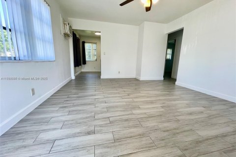 Villa ou maison à louer à Hallandale Beach, Floride: 2 chambres, 75.25 m2 № 1976333 - photo 3