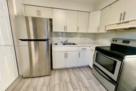 Villa ou maison à louer à Hallandale Beach, Floride: 2 chambres, 75.25 m2 № 1976333 - photo 1