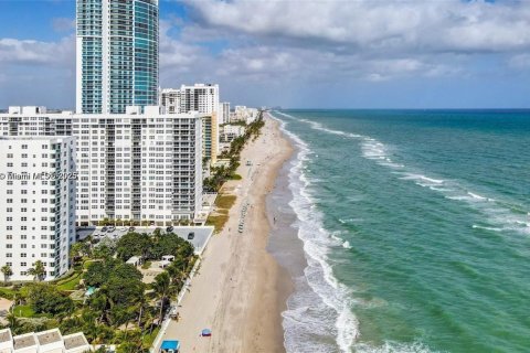 Villa ou maison à louer à Hallandale Beach, Floride: 2 chambres, 75.25 m2 № 1976333 - photo 7