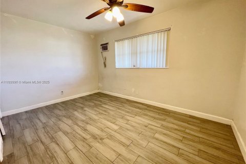 Villa ou maison à louer à Hallandale Beach, Floride: 2 chambres, 75.25 m2 № 1976333 - photo 4