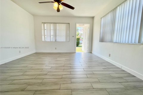 Villa ou maison à louer à Hallandale Beach, Floride: 2 chambres, 75.25 m2 № 1976333 - photo 2