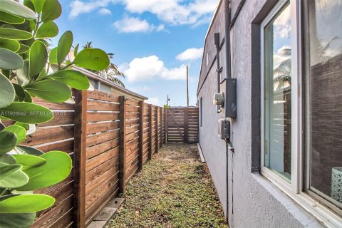 House in Oakland Park, Florida 3 bedrooms, 95.32 sq.m. № 1985765 - photo 7