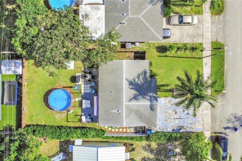 House in Oakland Park, Florida 3 bedrooms, 95.32 sq.m. № 1985765 - photo 2