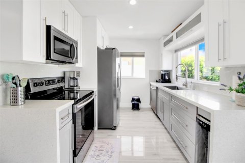 House in Oakland Park, Florida 3 bedrooms, 95.32 sq.m. № 1985765 - photo 17