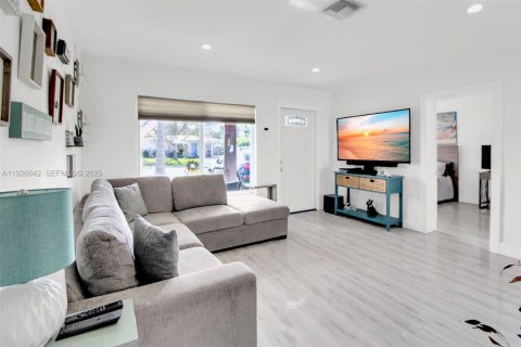 House in Oakland Park, Florida 3 bedrooms, 95.32 sq.m. № 1985765 - photo 12