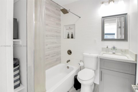 House in Oakland Park, Florida 3 bedrooms, 95.32 sq.m. № 1985765 - photo 22