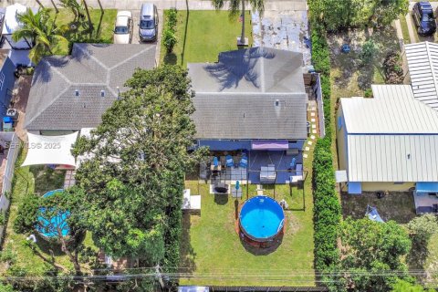 House in Oakland Park, Florida 3 bedrooms, 95.32 sq.m. № 1985765 - photo 3