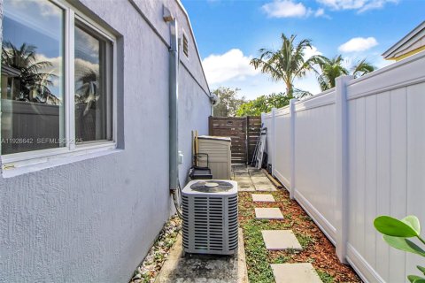 House in Oakland Park, Florida 3 bedrooms, 95.32 sq.m. № 1985765 - photo 4