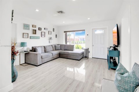 House in Oakland Park, Florida 3 bedrooms, 95.32 sq.m. № 1985765 - photo 18