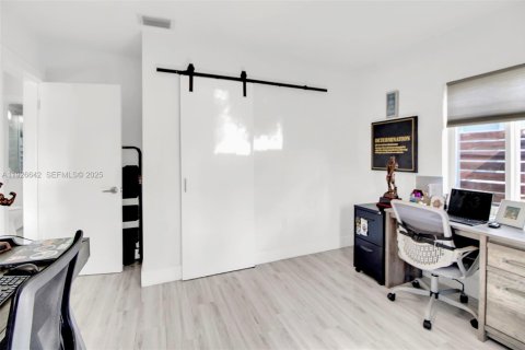 House in Oakland Park, Florida 3 bedrooms, 95.32 sq.m. № 1985765 - photo 16