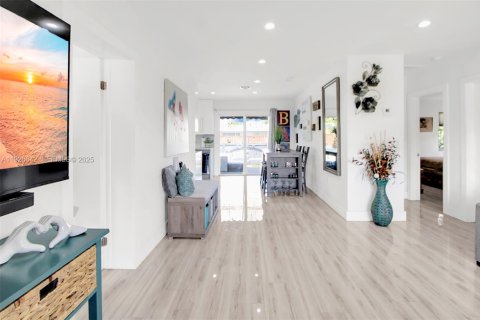 House in Oakland Park, Florida 3 bedrooms, 95.32 sq.m. № 1985765 - photo 20